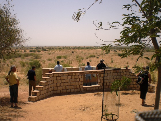 offene Herren-Toilette in der Wüste von Rajasthan