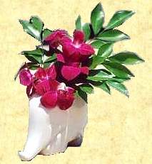Porzelanelefant mit Orchideen