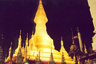 Shwesandaw-Pagode bei Nacht 