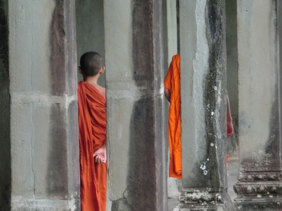 Angkor Mönche im Wandelgang