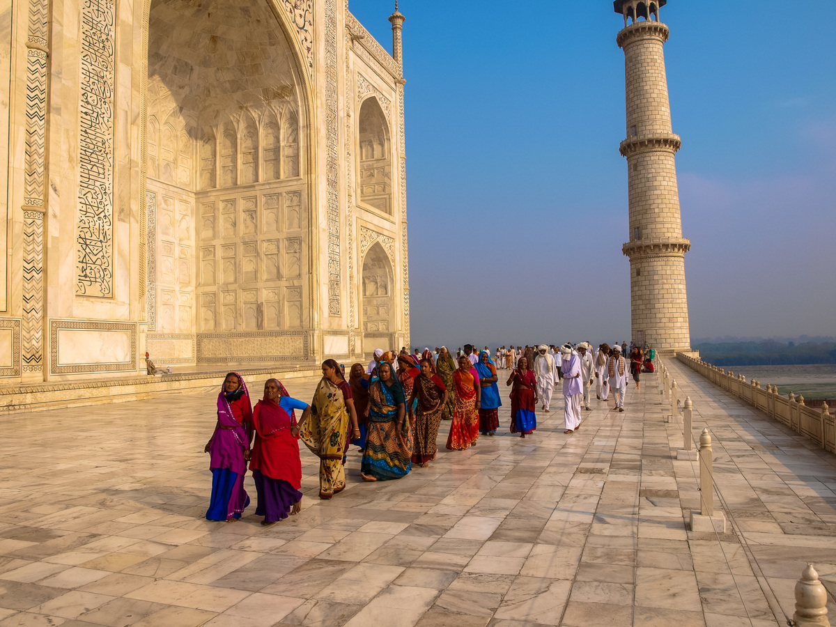 Touristen beim Taj Mahal
