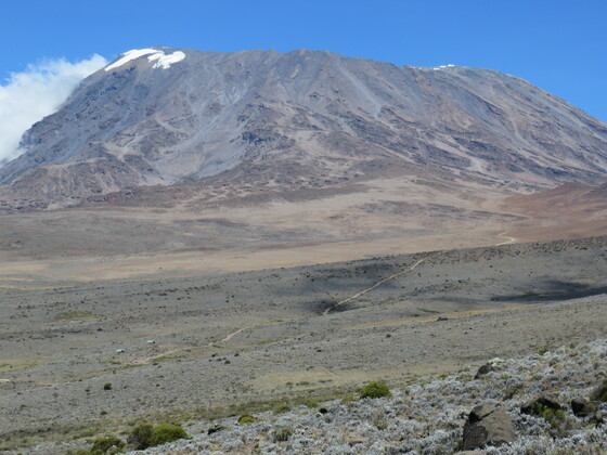 Weg zum Kilimandscharo mit Klohäuschen
