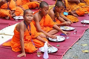 Monks am Klong Phrao Beach - Click for large image !