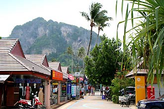 Krabi, Ao Nang Beach - Click for large image !