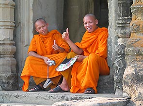 temple hill Phnom Bakheng, monks