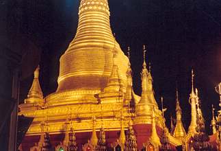 Shwesandaw-Pagode bei Nacht 