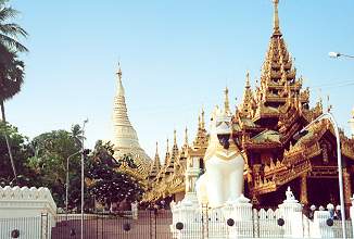 Aufgang zur Shwedagong-Pagode
